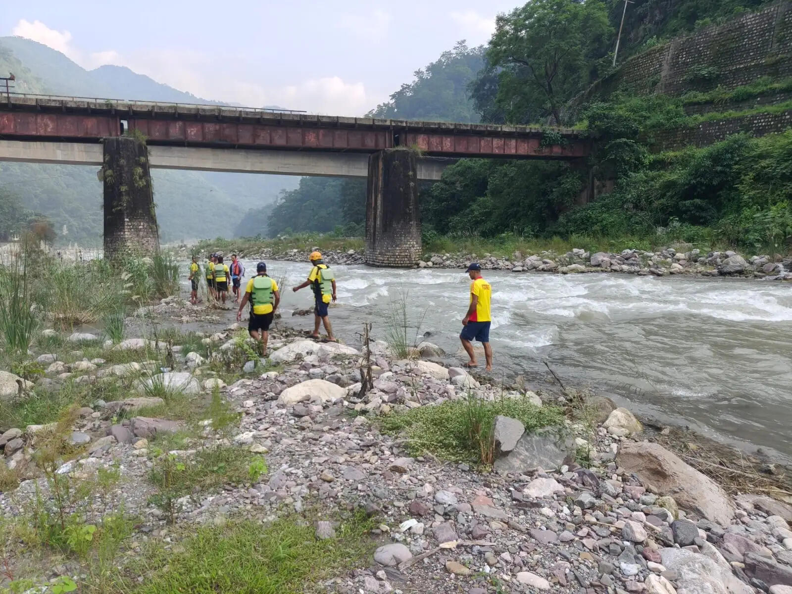 शिवपुरी की ह्यूल नदी में डूबा बंजी जंपिंग का कर्मचारी, रेस्क्यू जारी