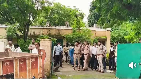 दतिया : राजघाट के शासकीय आवासों से अपात्र कब्जेदारों पर पुलिस बल के साथ प्रशासन ने की कार्रवाई
