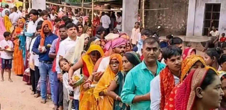 मीरजापुर : रिमझिम फुहारों के बीच शीतला और दुलारो देवी धाम में उमड़ा श्रद्धालुओं का सैलाब