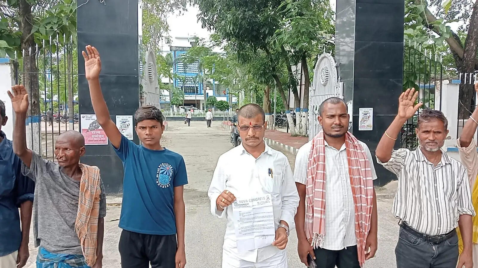 बिजली कटौती और जर्जर सड़कों की समस्या को लेकर युवा कांग्रेस ने सौंपा ज्ञापन