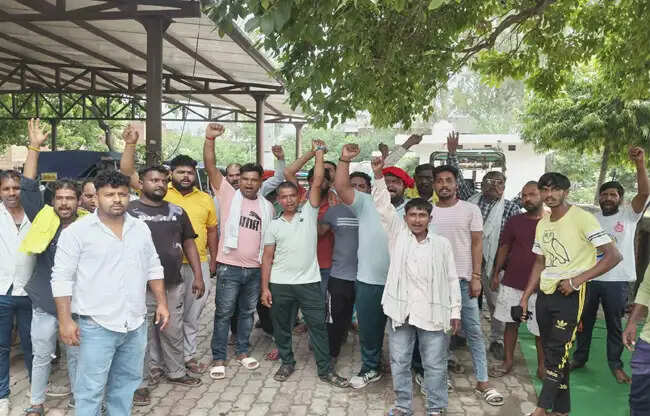 सोनीपत: दो माह से वेतन नहीं मिलने पर सफाई कर्मचारियों ने दिया धरना