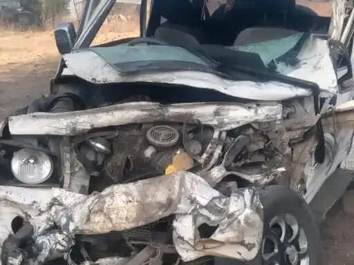 कंटेनर-बोलेरो की टक्कर में चाचा-भतीजे की मौत