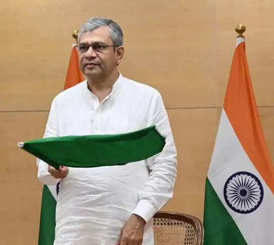 रेल मंत्री अश्विनी वैष्णव ने रामनगर-देहरादून एक्सप्रेस को दिखाई हरी झंडी