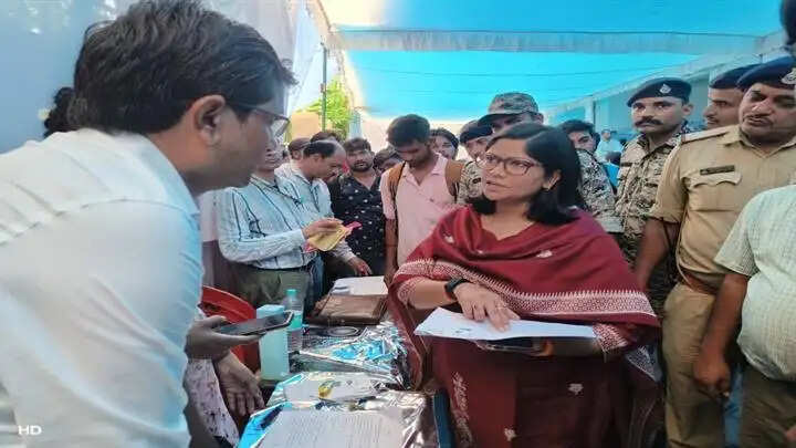 ग्वालियरः कलेक्टर ने रोजगार मेले में किया युवाओं से संवाद, कहा- जॉब क्रिएटर बनें
