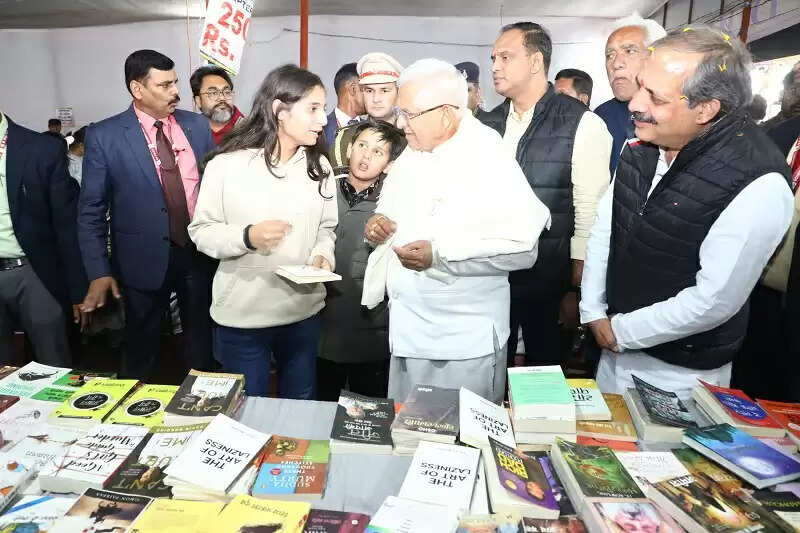 भोपालः राज्यपाल ने भोजपाल उत्सव मेले का भ्रमण कर स्टॉलों पर क्रेता विक्रेताओं से की चर्चा
