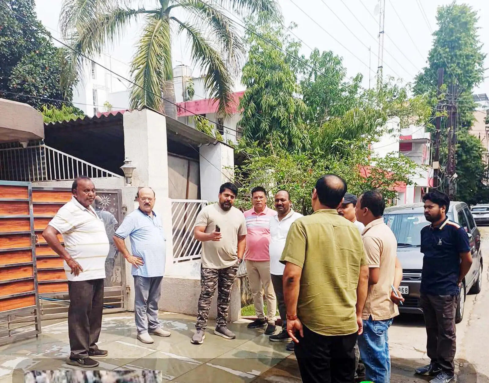 कोरबा : आयुक्त ने आर.पी. नगर में डोर-टू-डोर पहुंच कर घरों में सोलर पैनल लगवाने लोगों से किया आग्रह