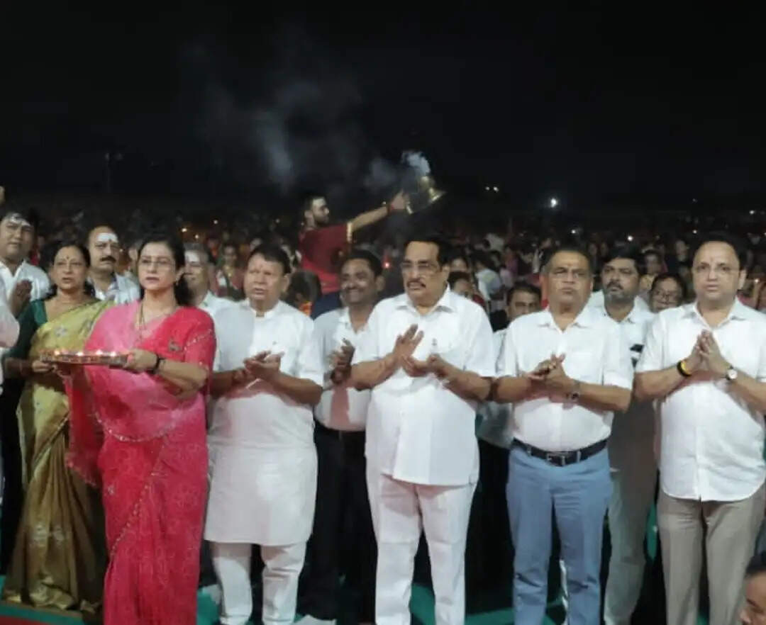 सूरत में पीएम मोदी के जन्मदिन पर मां अंबा की महाआरती, विकसित भारत के संकल्प की कामना