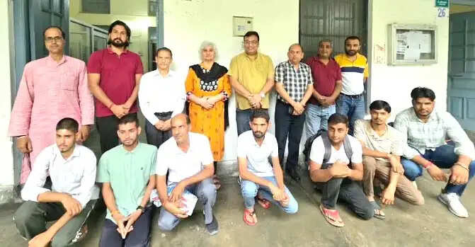 गुरुकुल में जीवन में योग की महत्ता पर कार्यशाला
