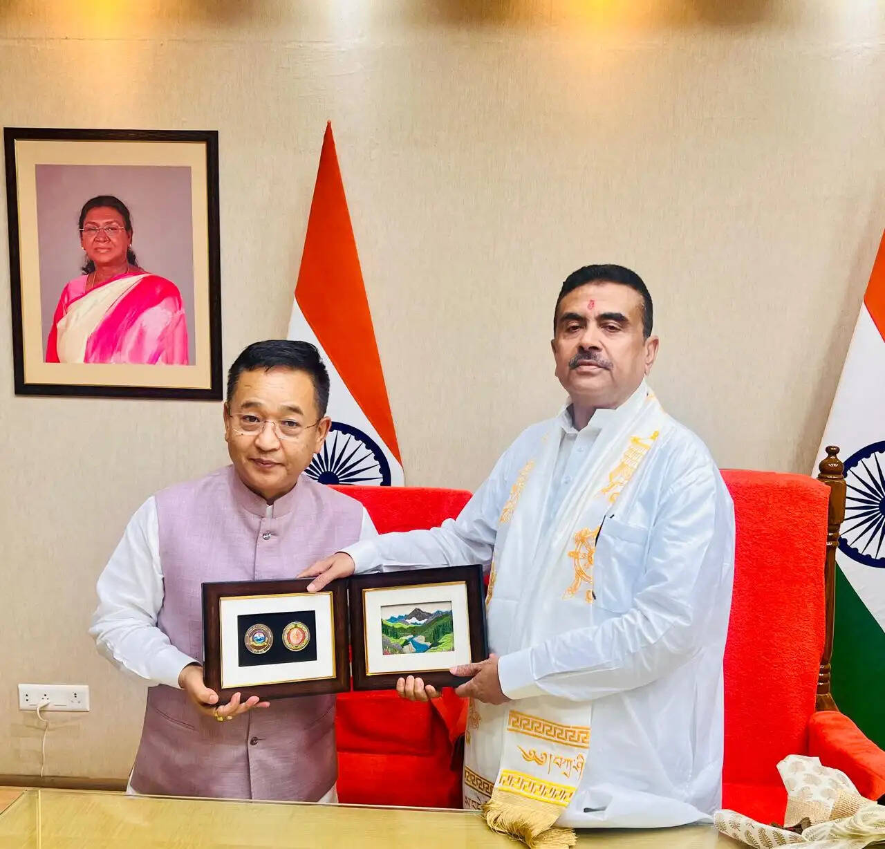मुख्यमंत्री शुभेंदु अधिकारी ने नवान्न में राजस्थान विधानसभा अध्यक्ष और सिक्किम के मुख्यमंत्री से की मुलाकात