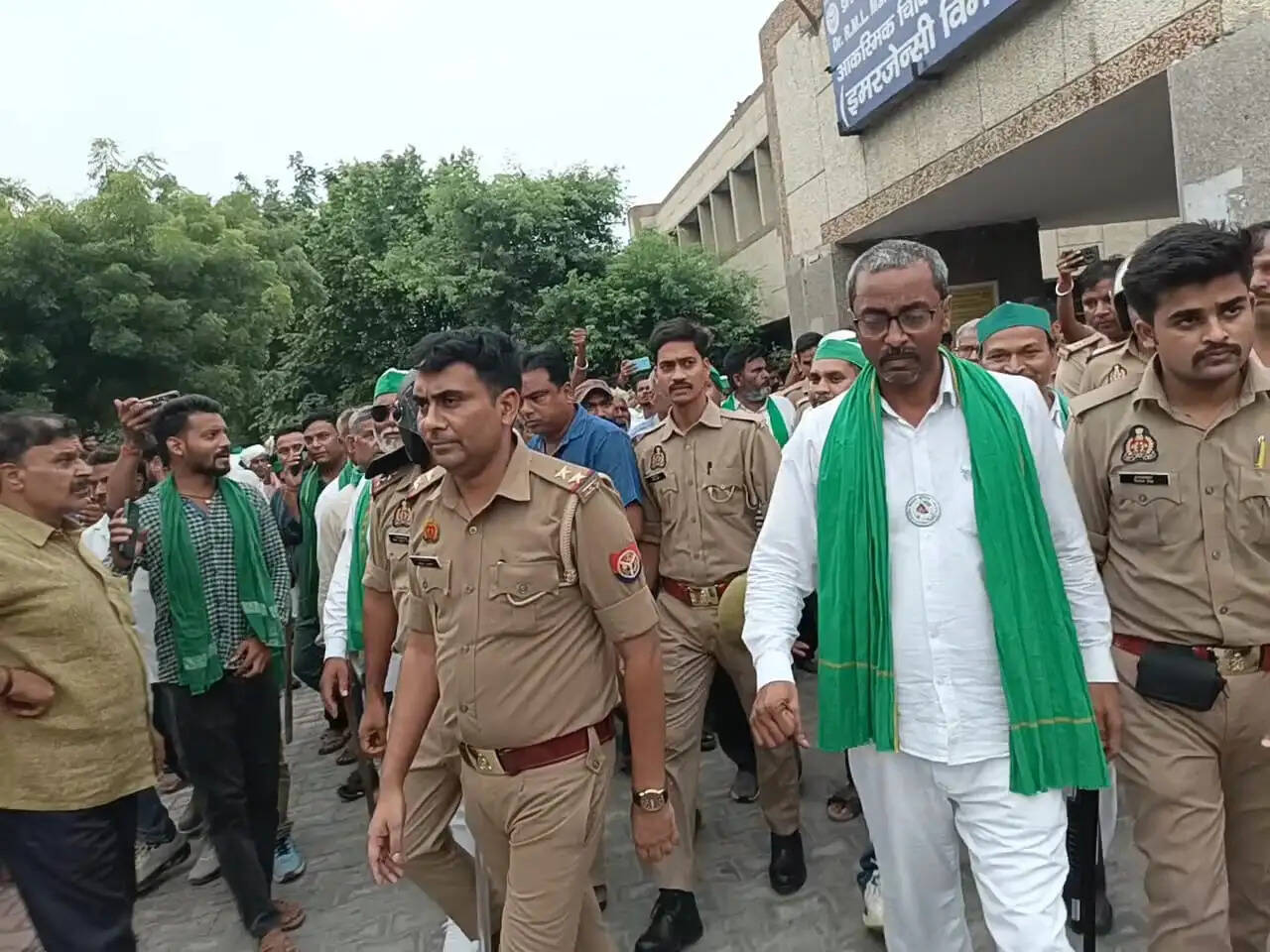 फर्रुखाबाद कलेक्ट्रेट में होमगार्ड से मारपीट के आरोप में भाकियू जिलाध्यक्ष साथियों के साथ गिरफ्तार