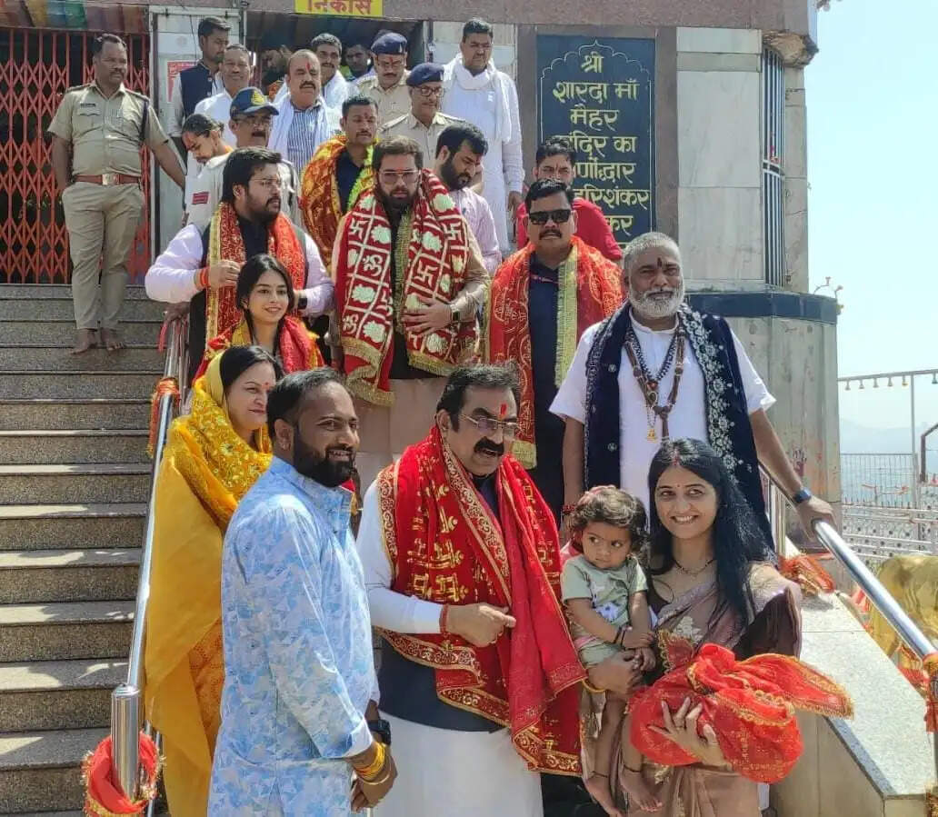 लोक निर्माण मंत्री राकेश सिंह मैहर पहुंचे, सपरिवार किए मां शारदा के दर्शन, प्रदेश की समृद्धि की कामना