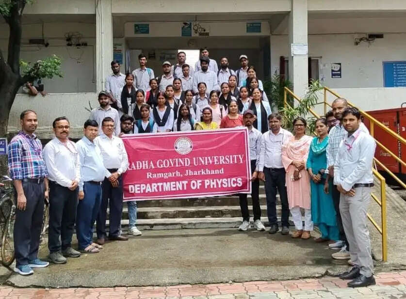 विद्यार्थियों ने दिया सड़क सुरक्षा का संदेश, नियम का पालन करें और जीवन बचाएं