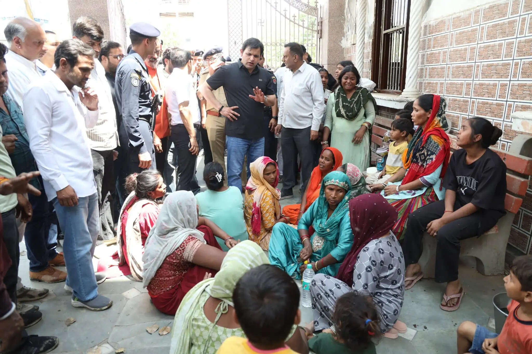 पलवल में आग से दर्जनों झुग्गियां जलकर राख, सिलेंडर धमाकों से दहशत