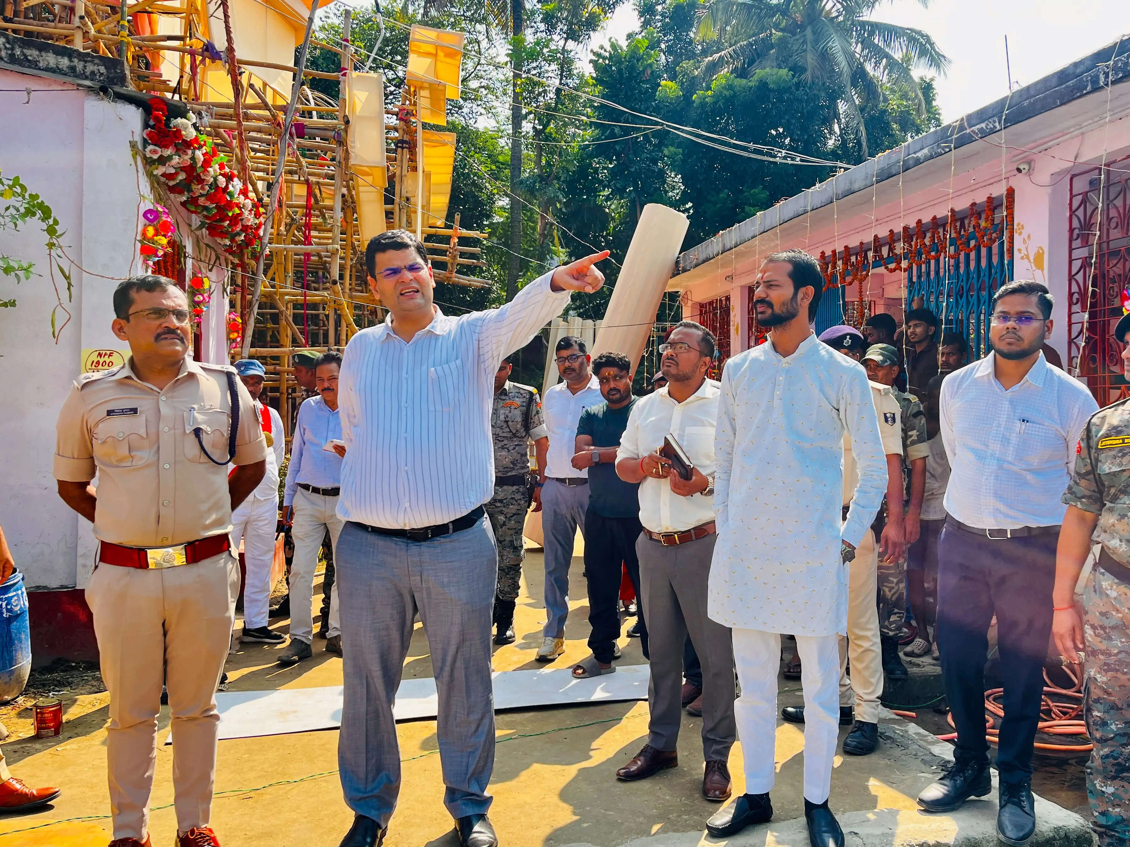 डीएम एसपी ने अधिकारियों के साथ पूजा पंडाल का लिया जायजा, सुरक्षात्मक उपाय को लेकर दिए आवश्यक निर्देश