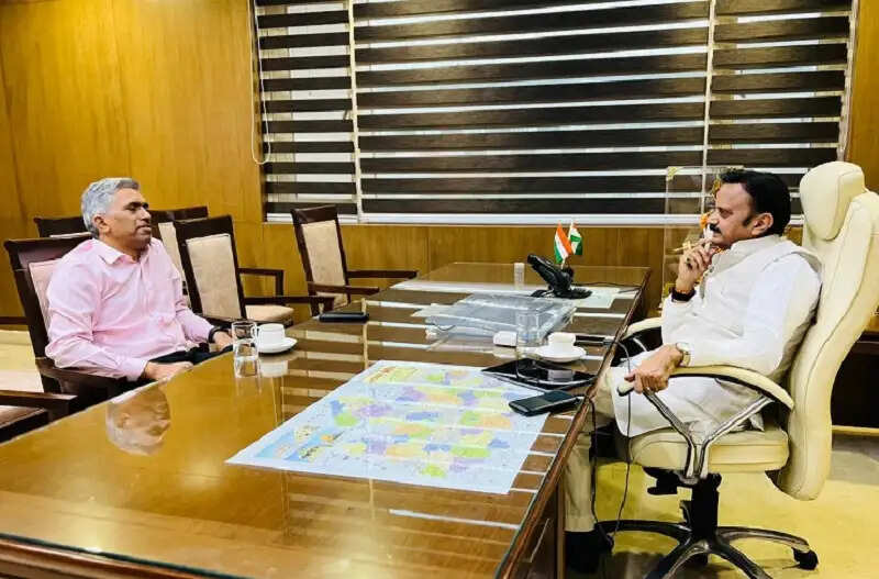 मप्रः उप मुख्यमंत्री शुक्ल ने की रीवा में अमृत योजना के कार्यों की समीक्षा