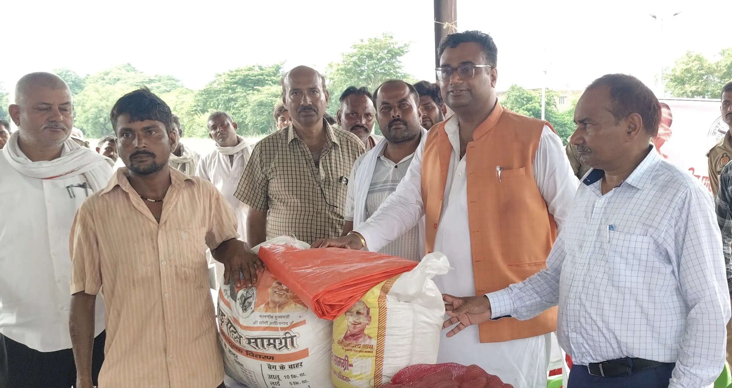 बाढ़ पीड़ितों के बीच पहुंचे विधायक शशांक वर्मा, एसडीएम के साथ बांटी राहत किट
