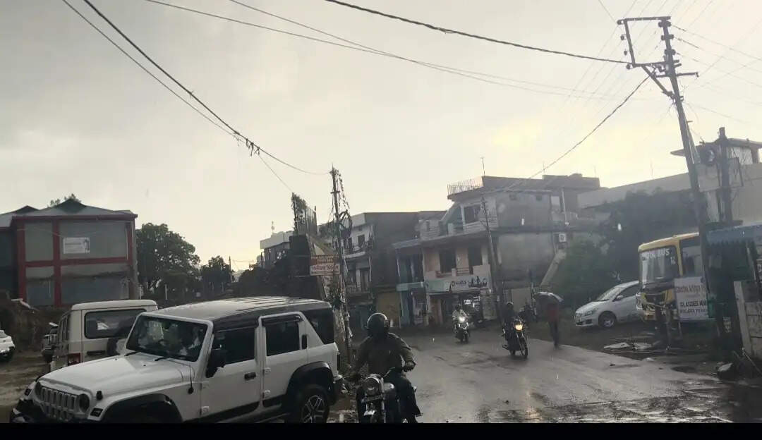 नाहन में अचानक बारिश और ओलावृष्टि से बढ़ी ठंडक