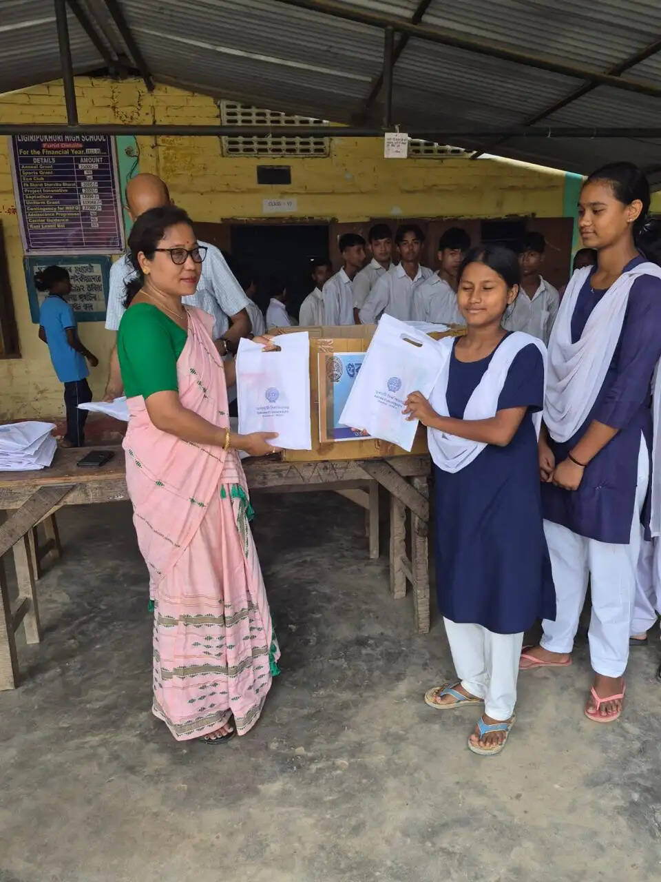 गौहाटी विश्वविद्यालय की पहल: बाढ़ प्रभावित क्षेत्रों में 5,000 शैक्षणिक सामग्री का वितरण