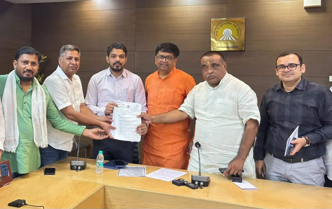 लंबित नामांतरण प्रकरणों और जनसमस्याओं का जल्द हो निस्तारण : अरुण पाठक