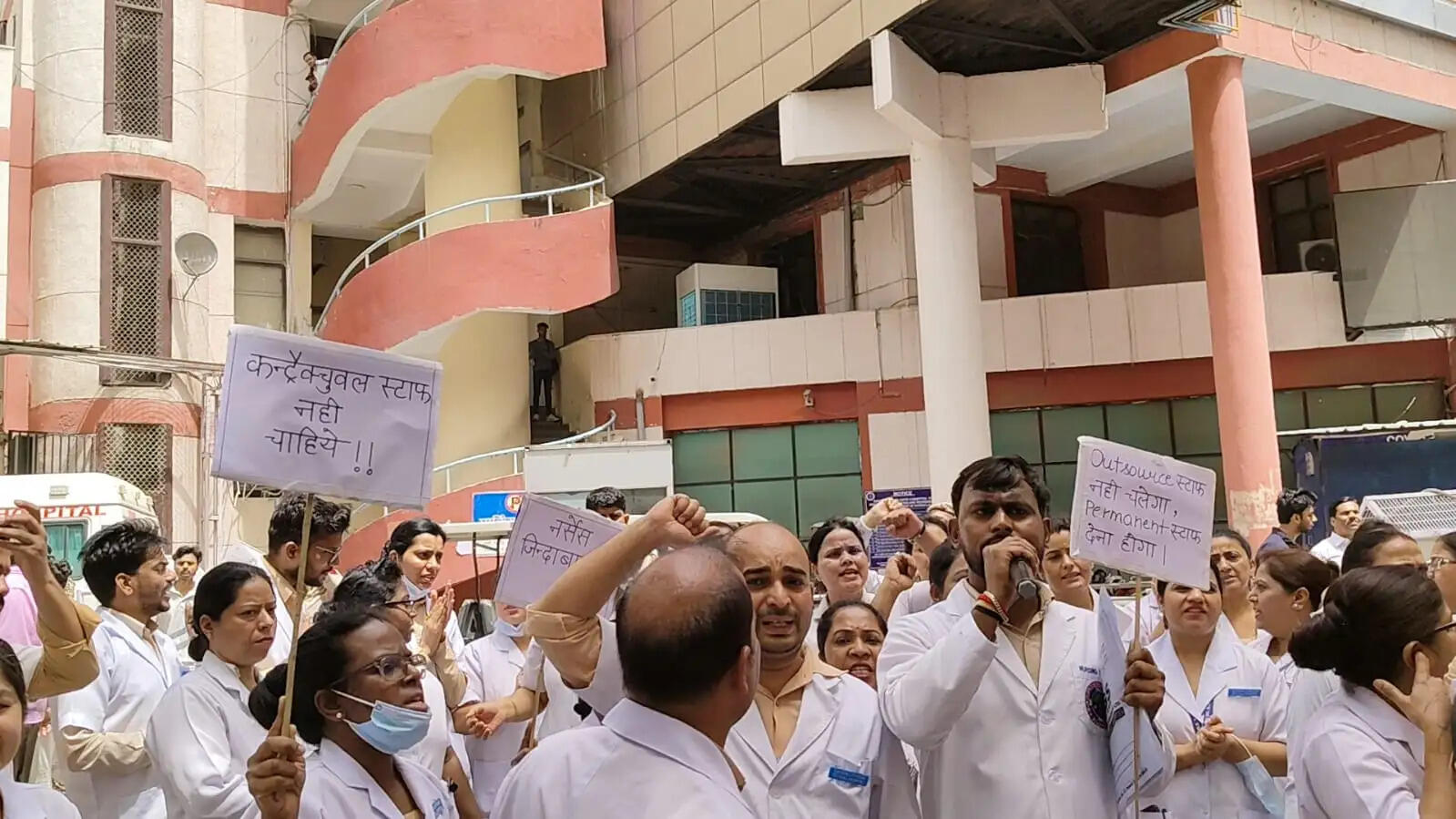 ठेका प्रथा के विरोध में केन्द्र सरकार के अस्पतालों में नर्सों की हड़ताल