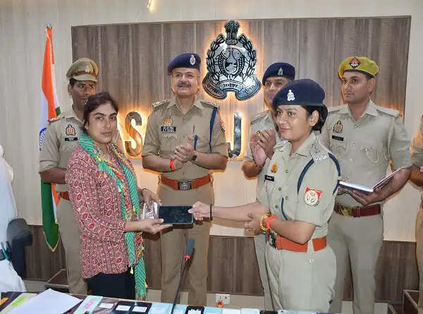 यूपी पुलिस का कमाल, सात दिन में पांच राज्यों से खोज निकाले 32 लाख के गुम मोबाइल