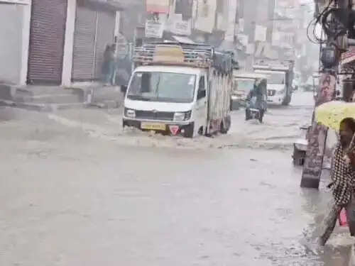फरीदाबाद में भारी बारिश, ओल्ड अंडरपास पानी के चलते हुआ बंद
