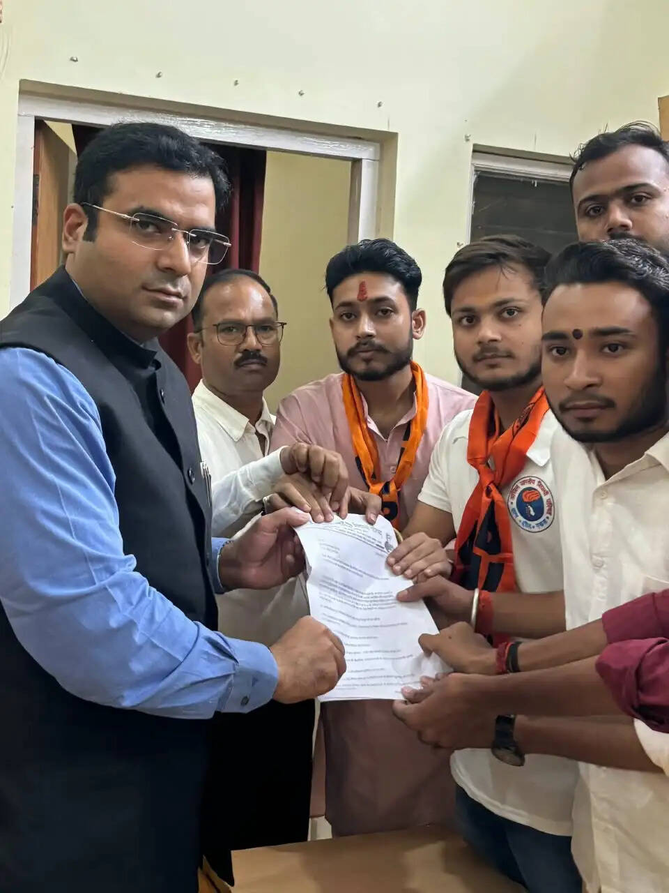 पांच दिन की लड़ाई लाई रंग, महिला छात्रावास समेत समस्याओं के समाधान का लिखित आश्वासन : कार्तिकेय गुप्ता