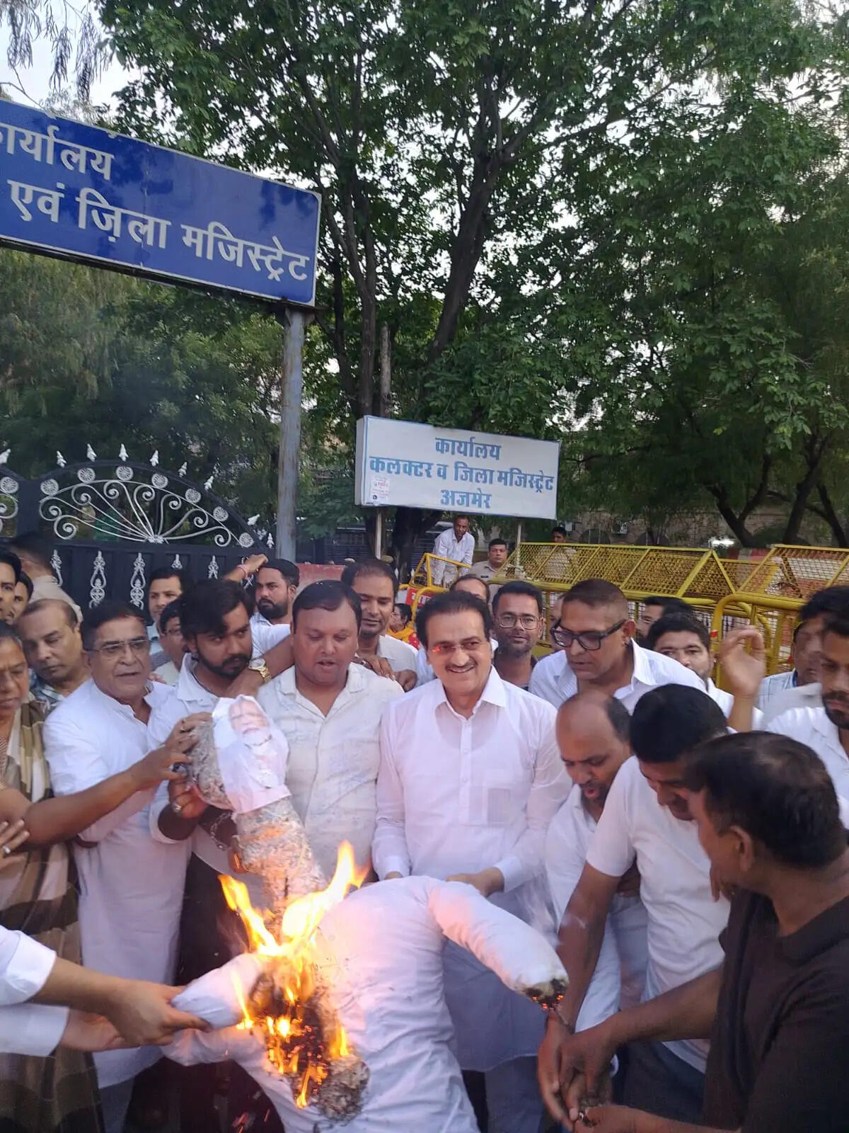 कांग्रेस का प्रदर्शन, छात्रों पर कथित लाठीचार्ज के खिलाफ पुतला दहन