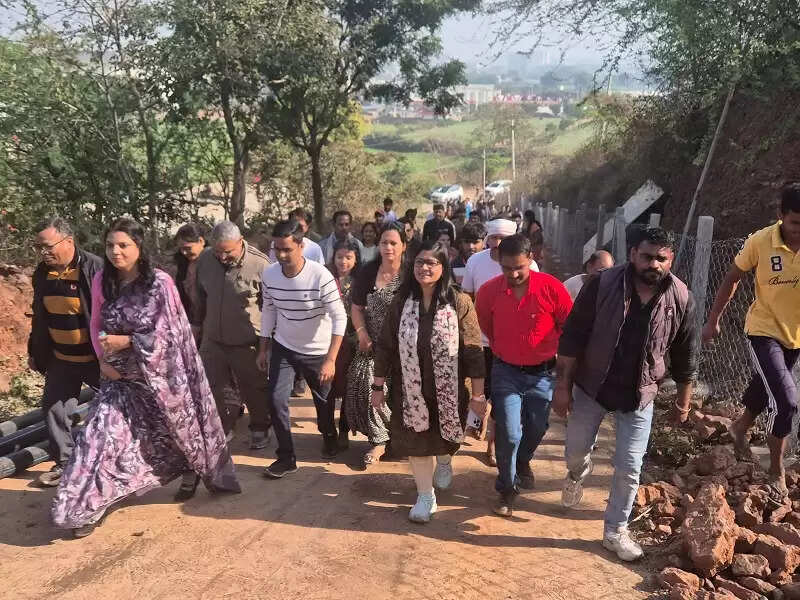 ग्वालियरः “हरि पर्वत” पर कलेक्टर की अगुआई में सामाजिक संस्थाओं ने रोपे पौधे