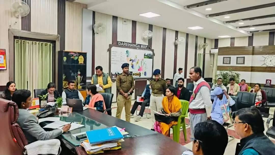 जनता दरबार में जिलाधिकारी ने कई मामलों का किया त्वरित समाधान