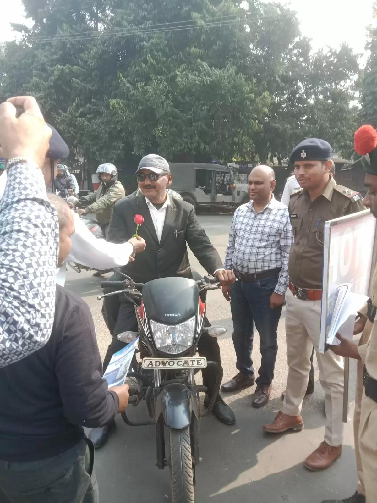 ट्रैफिक नियम तोड़ने वालों को गुलाब फूल देकर किया जागरूक