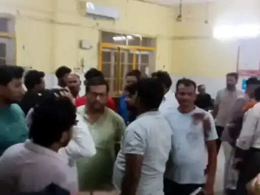 धान की राेपाई को लेकर दाे पक्षों के विवाद में चली गोली,मां-बेटे घायल