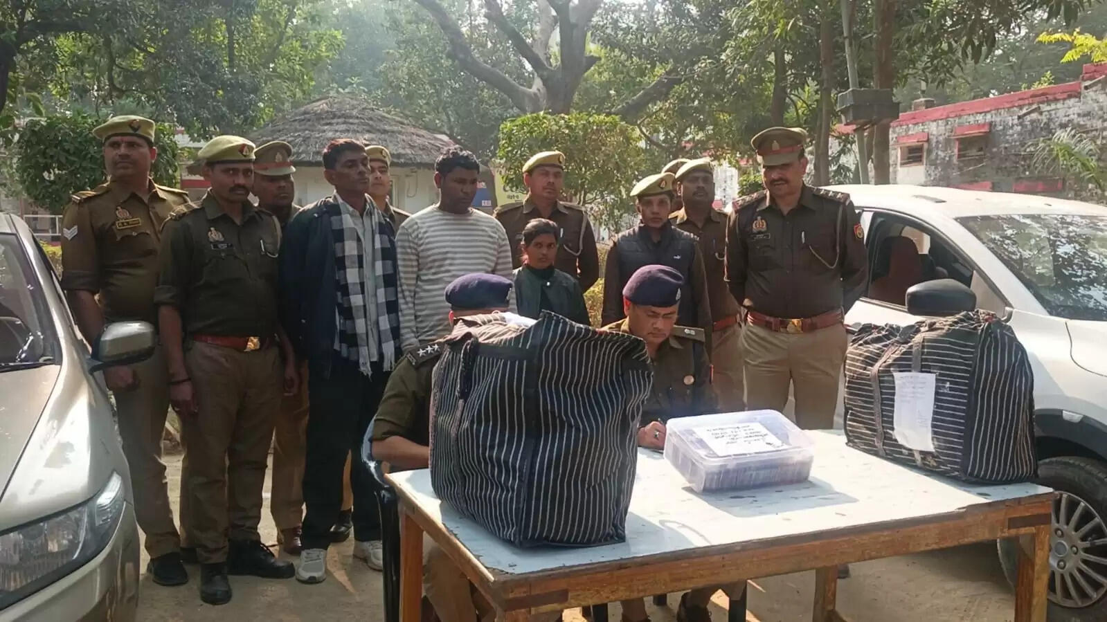 महिला सहित तीन आराेपित लाखाें की गांजा के साथ गिरफ्तार,3.25 लाख कैश बरामद