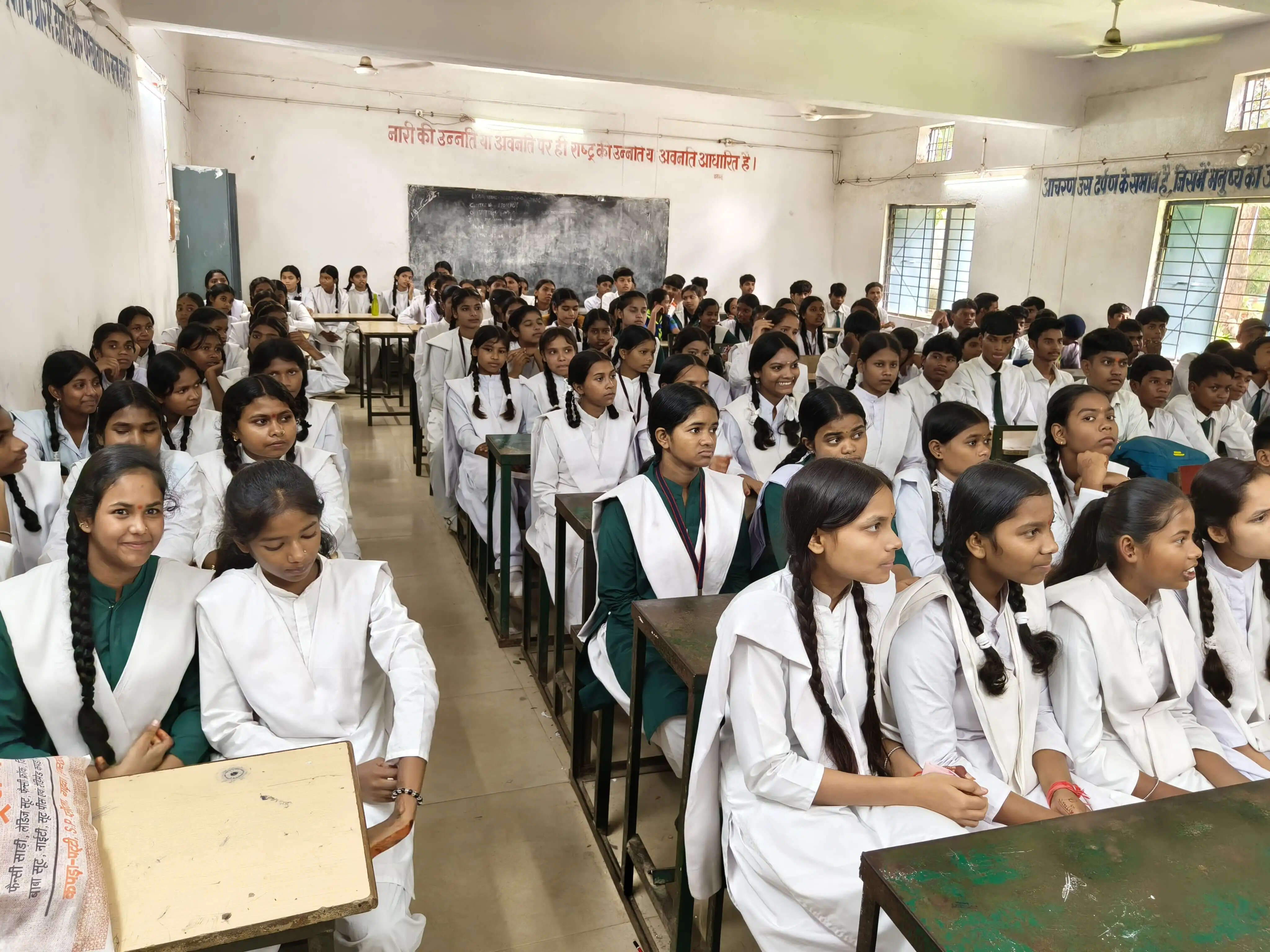 सरगुजा में 'साइबर शिक्षक' बन पुलिस ने 2000 छात्रों को सिखाए डिजिटल सुरक्षा के गुर