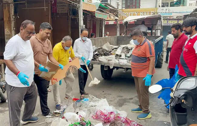 सोनीपत: कर्मचारियाें की हड़ताल पर व्यापारियों व नागारिकों ने उठाया सफाई का बीड़ा