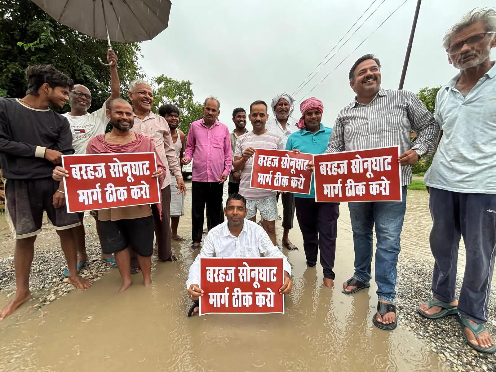 बरहज-सोनूघाट मार्ग ठीक कराने की मांग को लेकर सपा कार्यकर्ताओं का प्रदर्शन