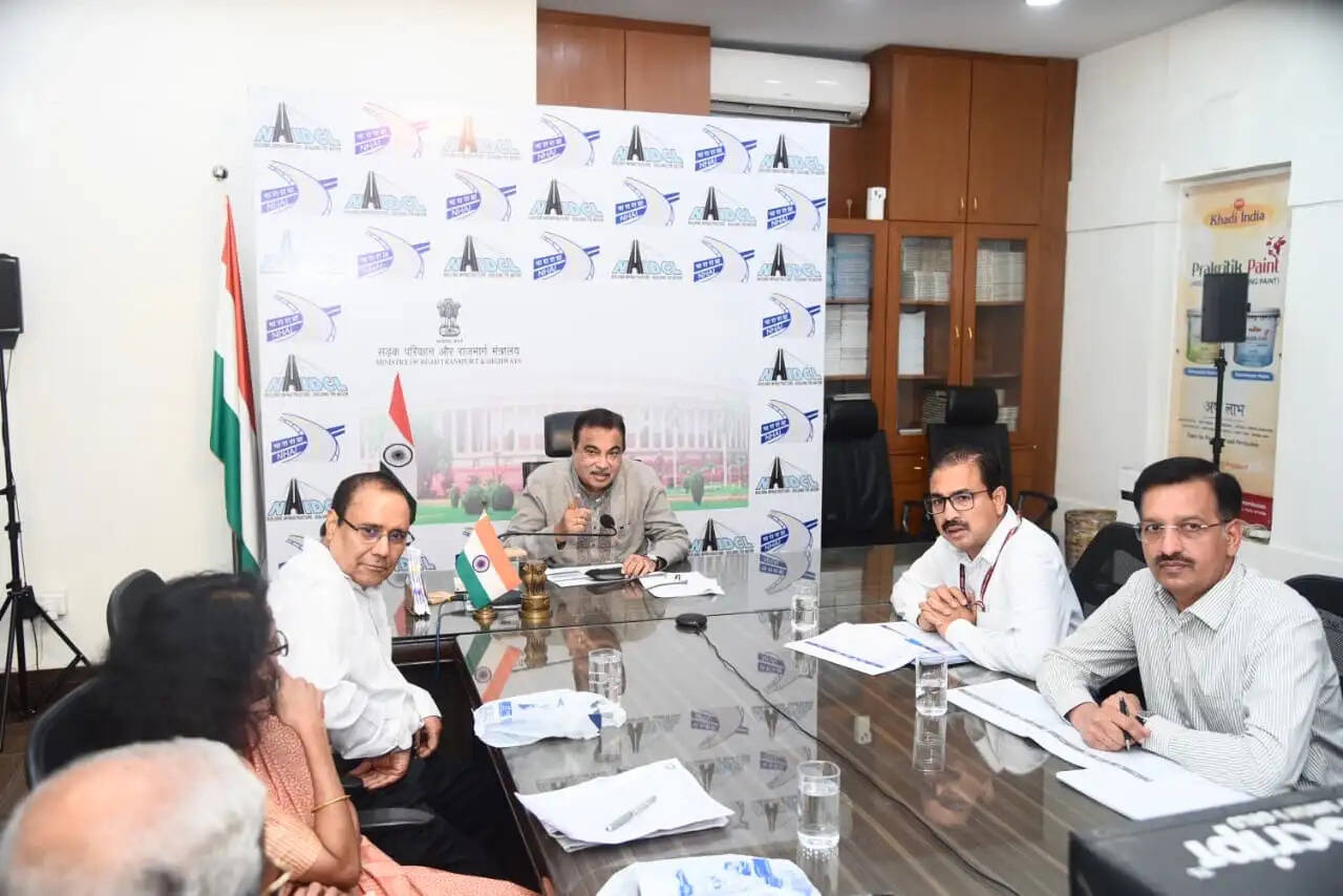 गडकरी ने मल्टी मॉडल लॉजिस्टिक्स पार्क और रोपवे परियोजनाओं की प्रगति की समीक्षा की