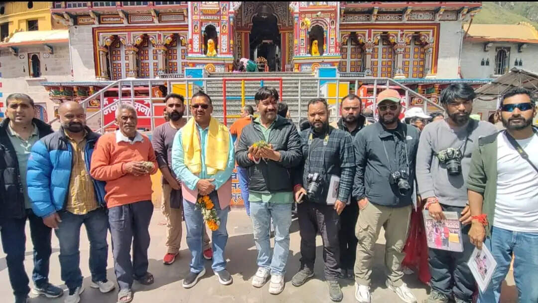 बद्रीनाथ धाम मे वेदपाठ व यज्ञ कर मुख्यमंत्री के दीर्घायु व उत्तम स्वास्थ्य की कामना