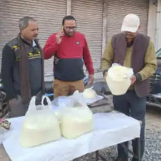 होली&nbsp;काे&nbsp;लेकर&nbsp;खाद्य सुरक्षा&nbsp;टीम&nbsp;ने&nbsp;खोया मंडी में मारा&nbsp;छापा,&nbsp;45 किलो मिलावटी खोया किया गया नष्ट