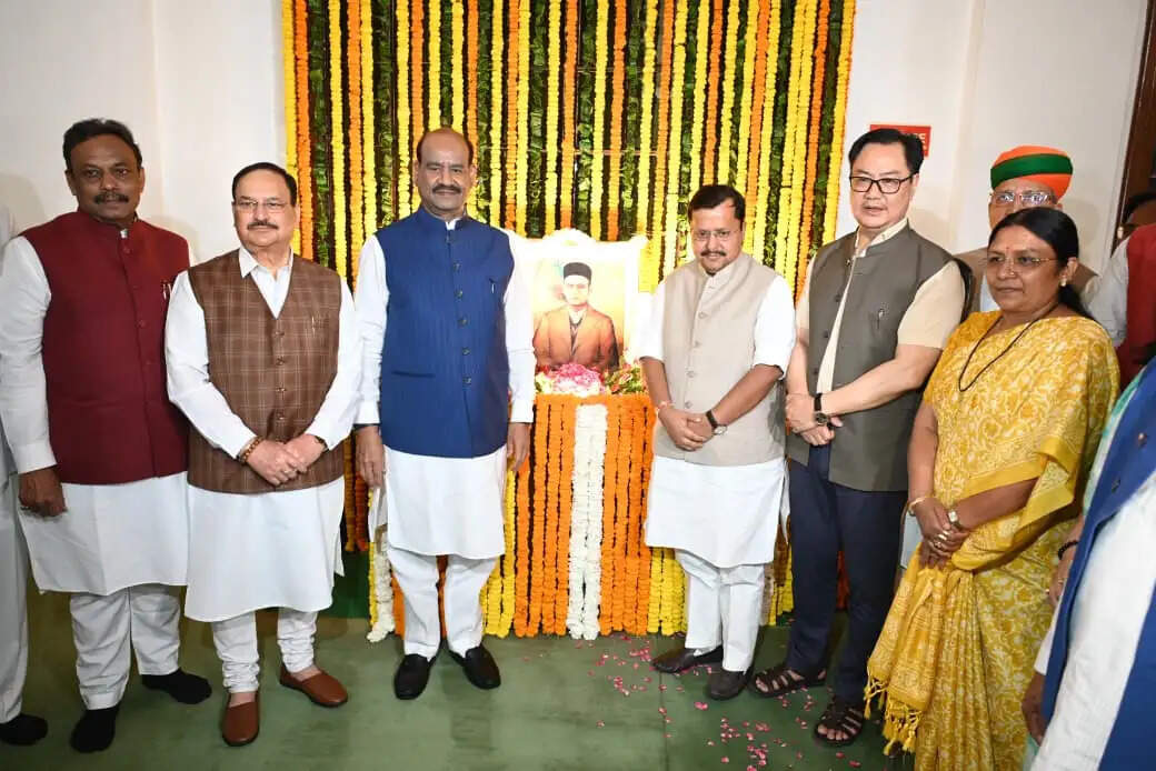 लोकसभा अध्यक्ष ओम बिरला ने संसद भवन में वीर सावरकर को दी श्रद्धांजलि