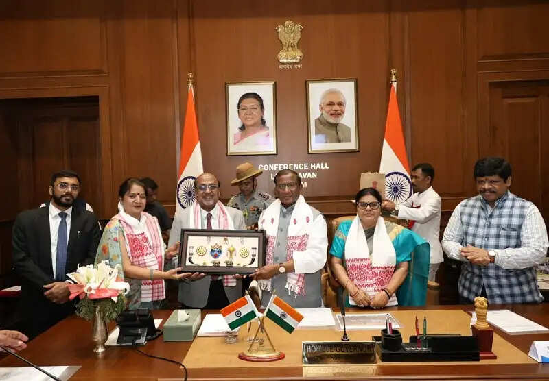 राज्यपाल ने उद्योगपतियों की बैठक की अध्यक्षता की