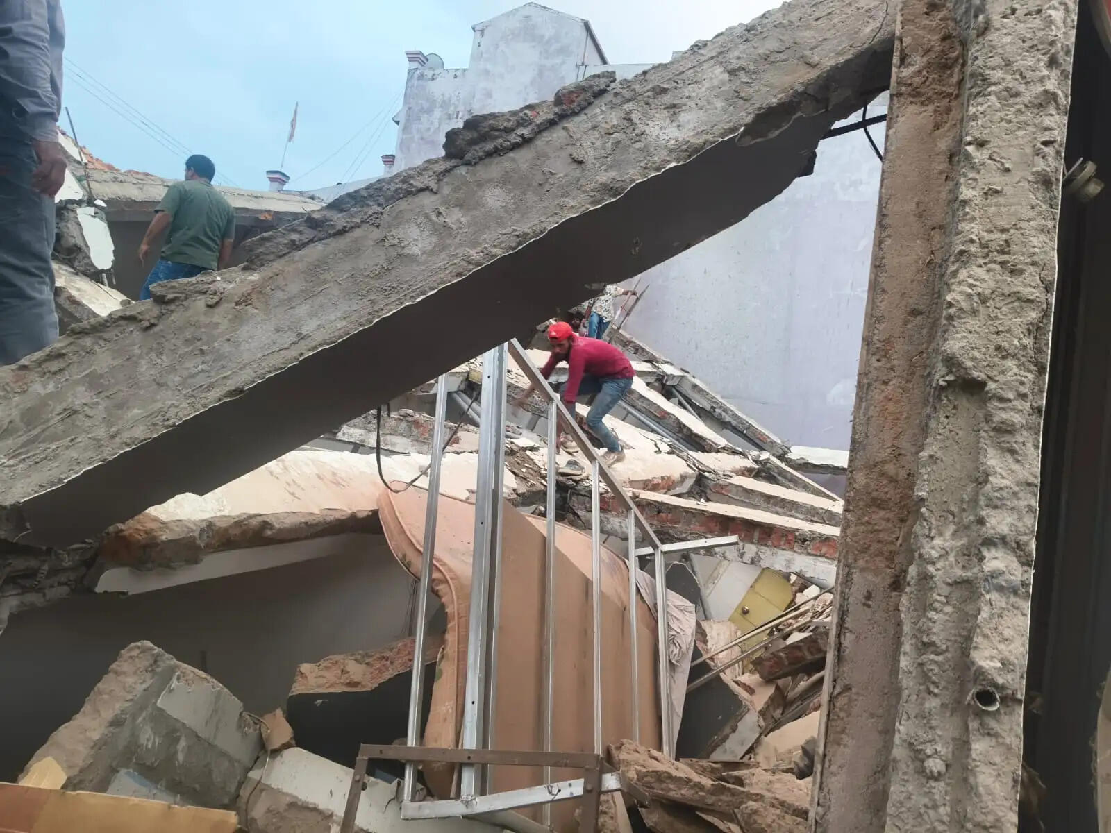 (अपडेट) अनूपपुर: 4 मंजिला लॉज गिरी, एक व्यक्ति की मौत, 7-8 लोगों के फंसे होने की आशंका