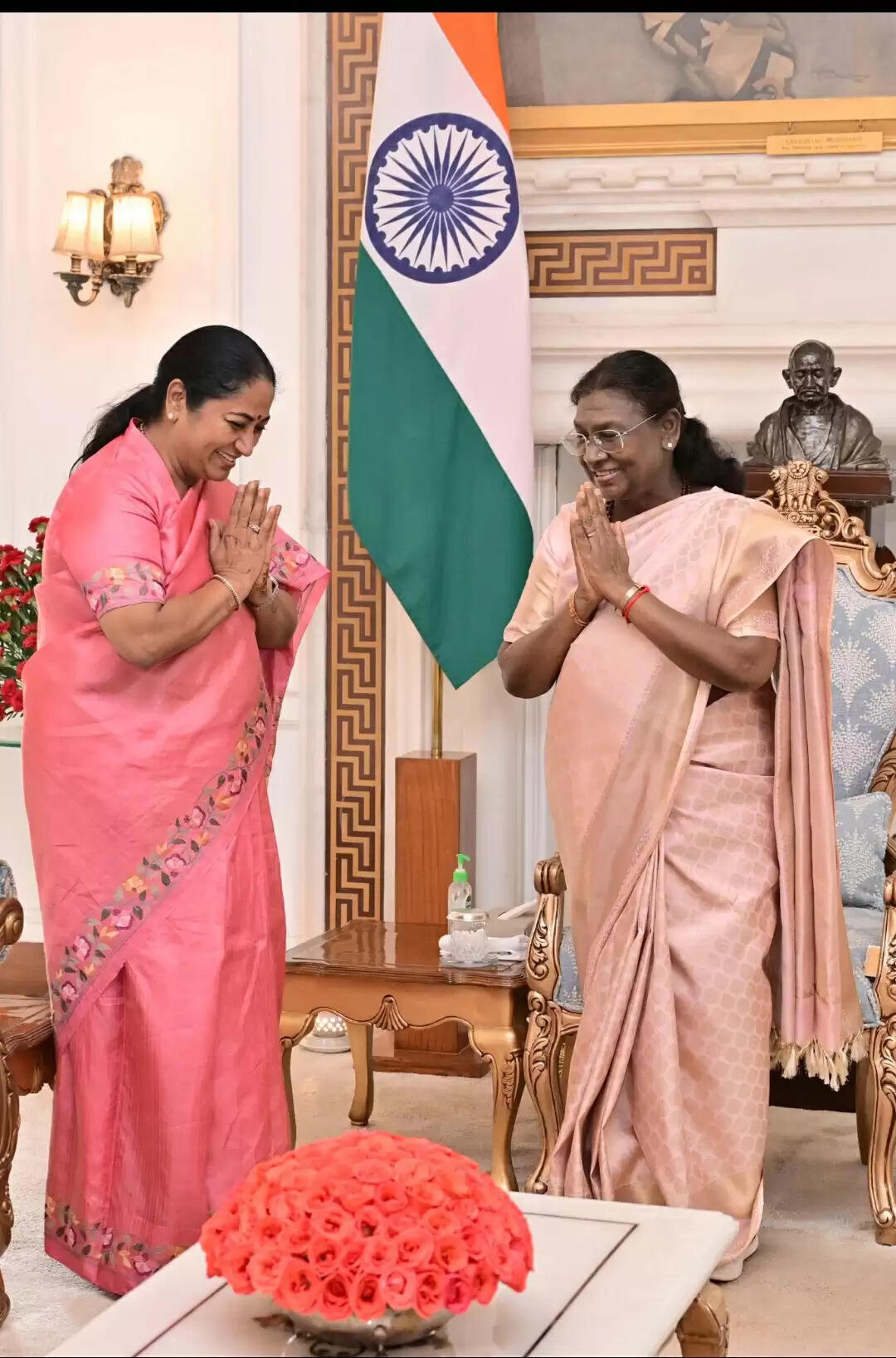 दिल्ली की मुख्यमंत्री ने राष्ट्रपति से मिलकर दीं दिवाली की शुभकामनाएं