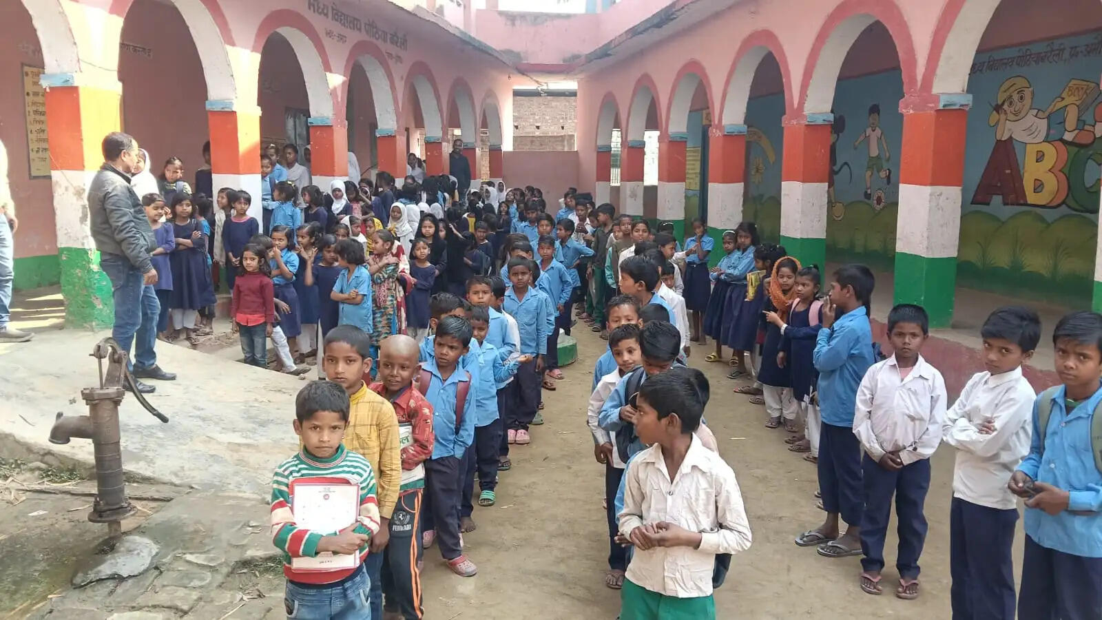 मध्य विद्यालय पोठिया में 5 दिन से बंद मध्यान भोजन, बच्चों ने डीएम से लगाई गुहार