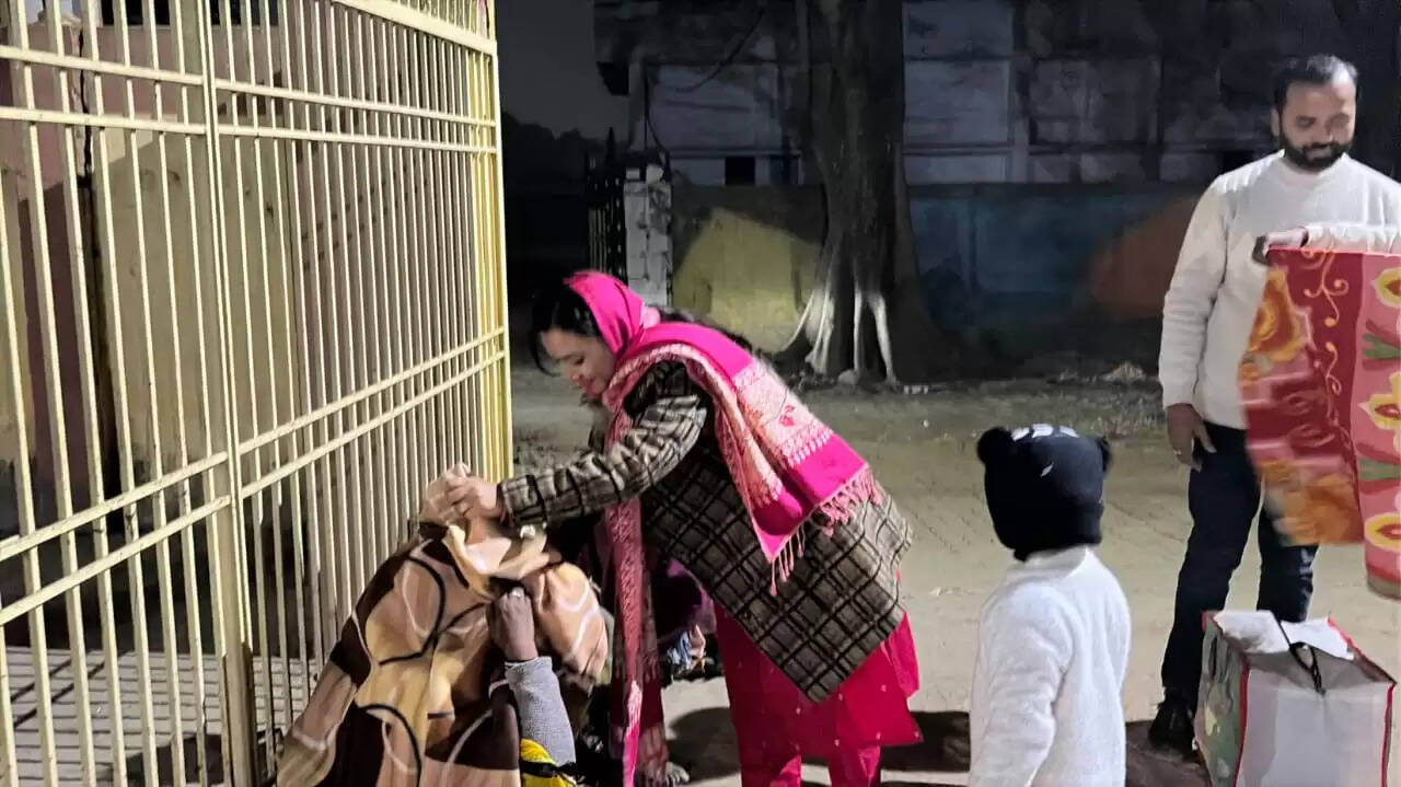 ठंड में असहायों के बीच कंबल का वितरण