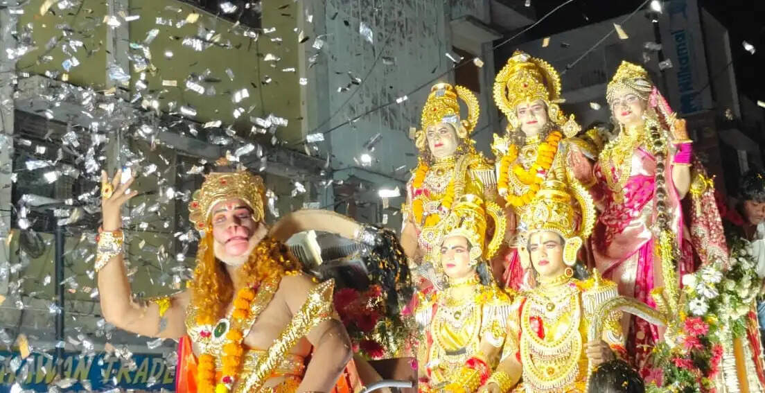 मनमोहक झांकियों संग निकली भगवान श्रीराम की राजगद्दी शोभायात्रा