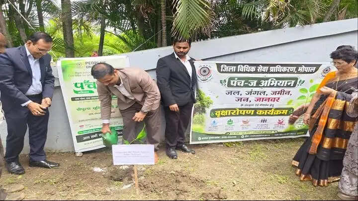 भोपालः स्कूल ऑफ लॉ, स्टडीज़ पीपुल्स यूनिवर्सिटी में वृक्षारोपण एवं विधिक जागरूकता कार्यक्रम आयोजित