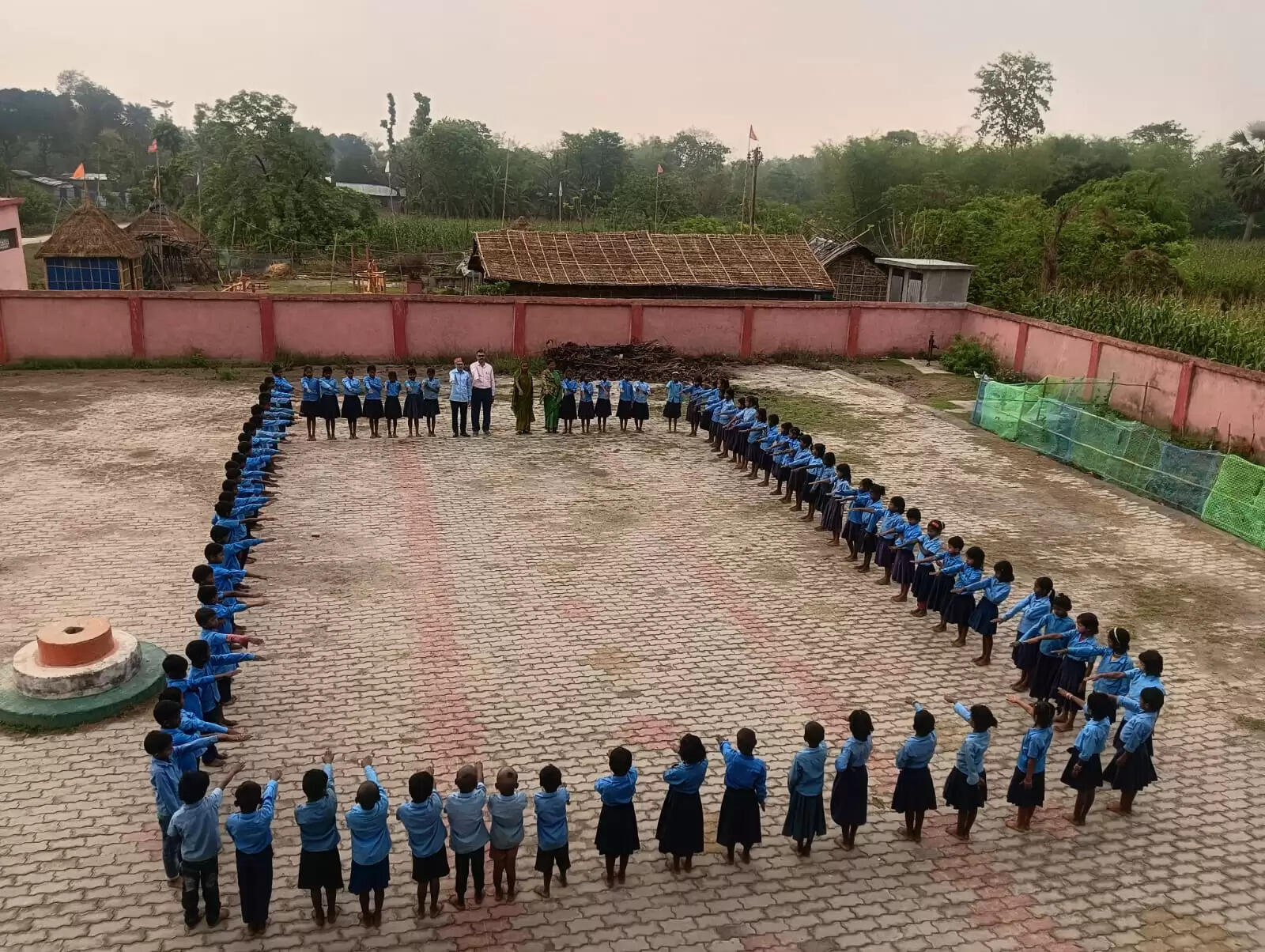 विश्व विरासत दिवस पर स्कूली बच्चों ने बनाया मानव श्रृंखला