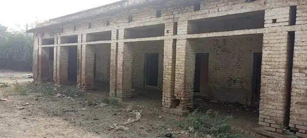 मप्र में संस्कृत की दुर्दशा : दतिया संस्कृत विद्यालय का छात्रावास जर्जर, कमरों में बंध रहे मवेशी