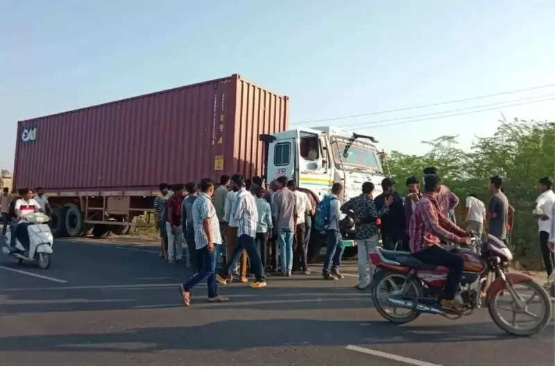 भारत माला एक्सप्रेस हाईवे : बाइक पर गलत साइड में जा रहे चार दोस्तों को ट्रक ने कुचला